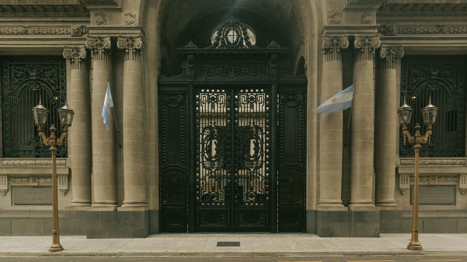 Een ambassadegebouw met een vlag